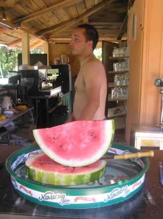 En av serveringarna vid Gradsko-sjön hette Copacabana och drevs av ungdomar.